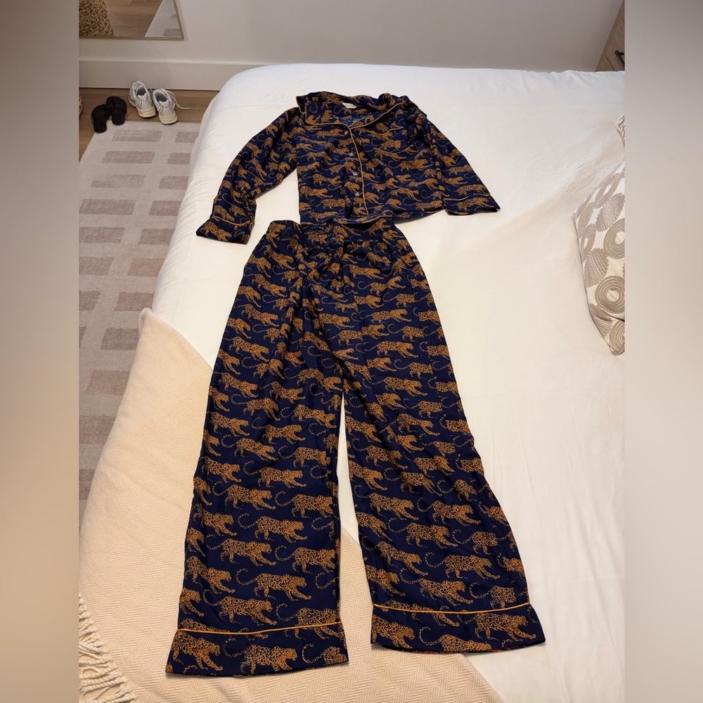 Abroadmodern leopard pjs size small